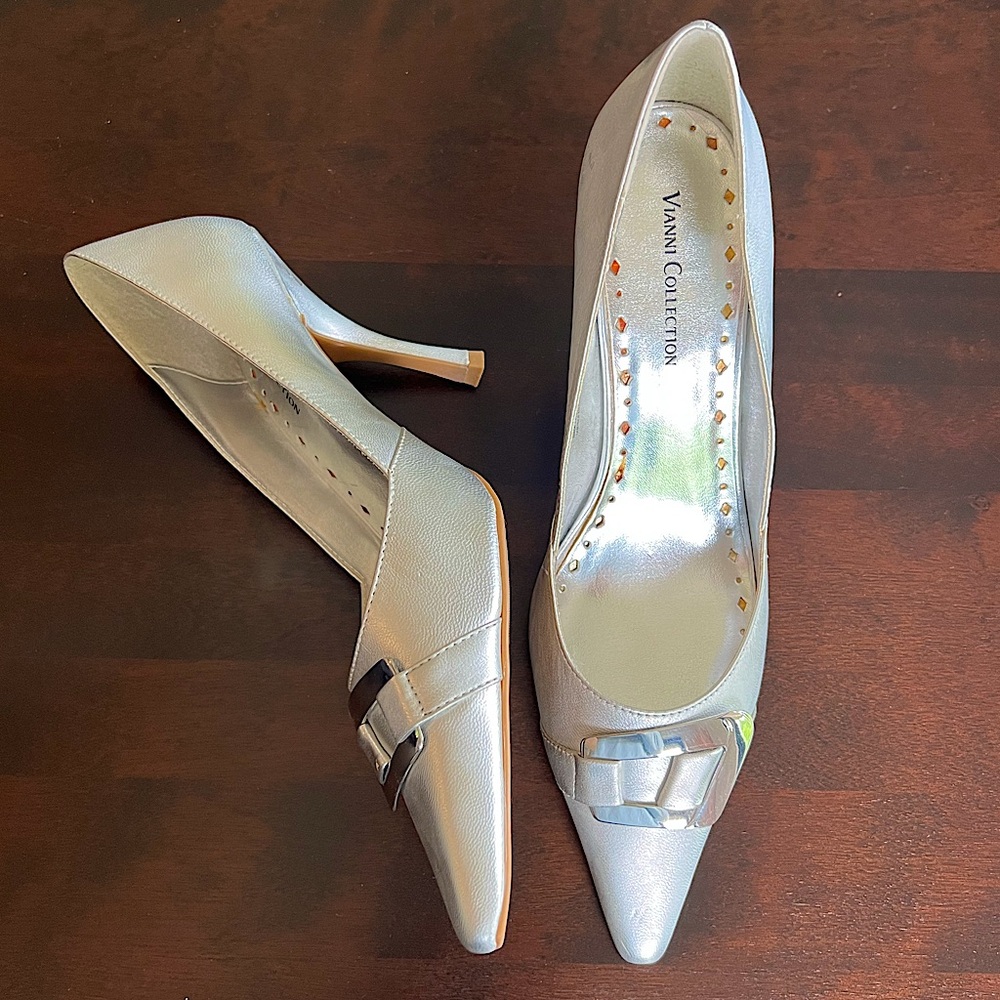 Vianni Collection EUC Women’s Silver Leather Pointy Pumps 4 Inch Heel Size 10